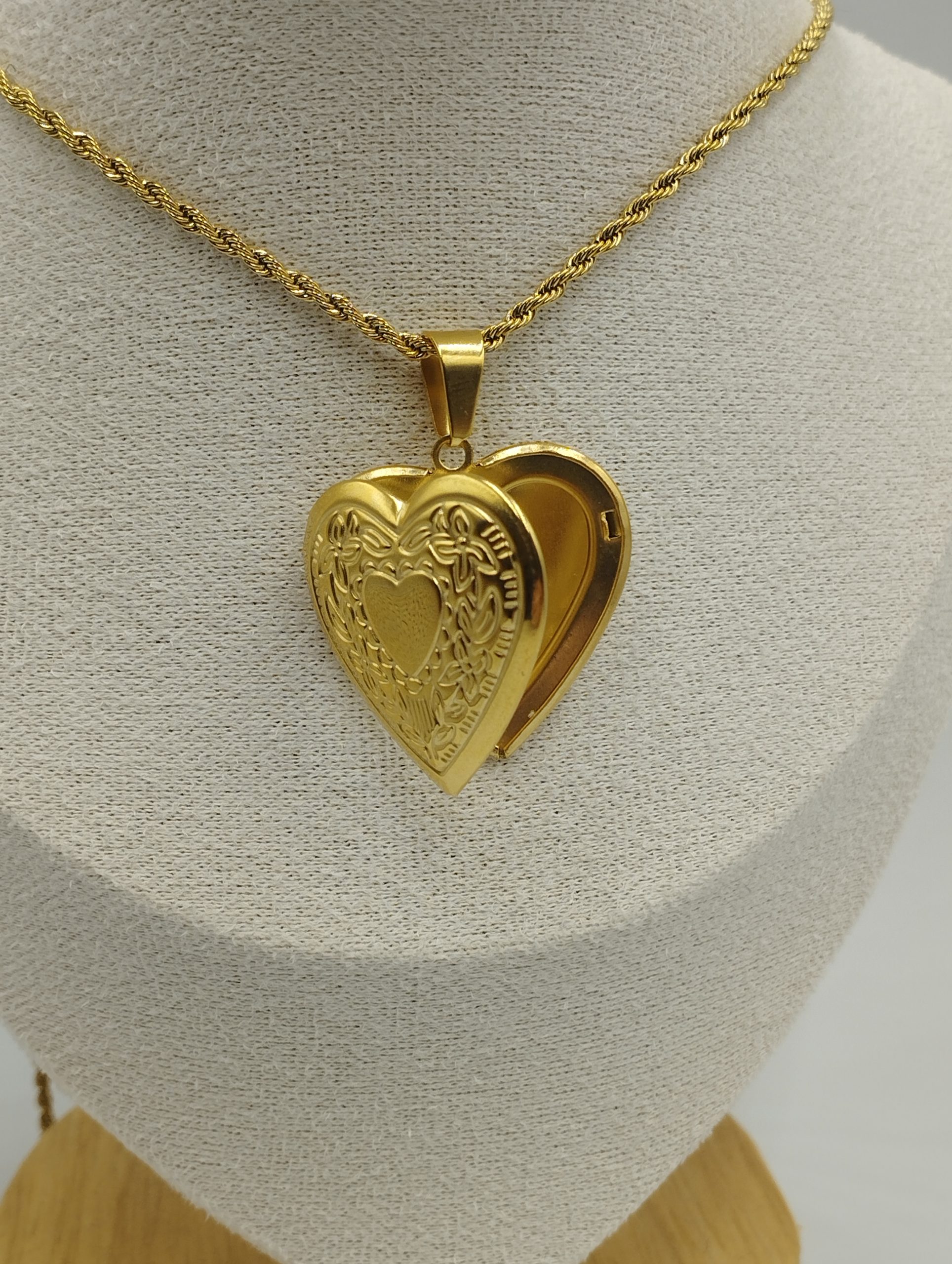 stainless steel pendant ατσάλινο μεταγιόν με καρδιά που ανοίγει σε χρυσό χρώμα
