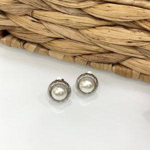 Vintage σκουλαρίκια με κλιπ ( δεν είναι απαραίτητες οι τρύπες στα αυτιά ) από ανοξείδωτο ατσάλι σε ασημί χρώμα με συνθετική πέρλα στο κέντρο.
