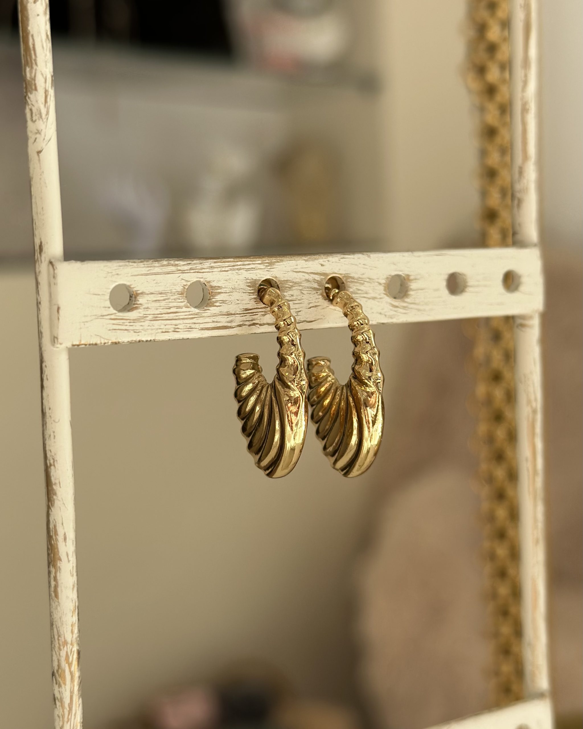 Ατσάλινα καρφωτά σκουλαρίκια σε χρυσό χρώμα με σχέδιο Κατάλληλα για όλες τις ώρες της ημέρας . Βρες τα στο cprcollection.gr Ίλιον