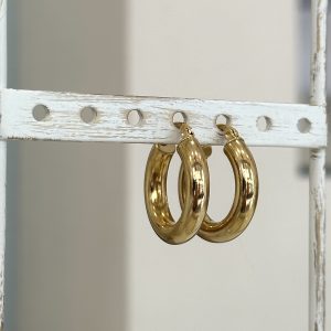 Ατσάλινα σκουλαρίκια κρίκοι σε χρυσό χρώμα σε απλό σχέδιο. Ιδανικό για καθημερινά looks.