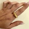 Δαχτυλίδι από επιχρυσωμένο ανοξείδωτο ατσάλι με σχέδιο πλεξούδα στο πάνω μέρος . Συνδυάζεται υπέροχα με χρυσά κοσμήματα και αναδεικνύει το στυλ σου .