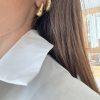 Ear cuff σε μεγάλο μέγεθος σε χρυσό χρώμα με σχέδιο . Δίνει πρωτοτυπία και τύπο στο στυλ σου . Απαραίτητο κομμάτι για την συλλογή σου .