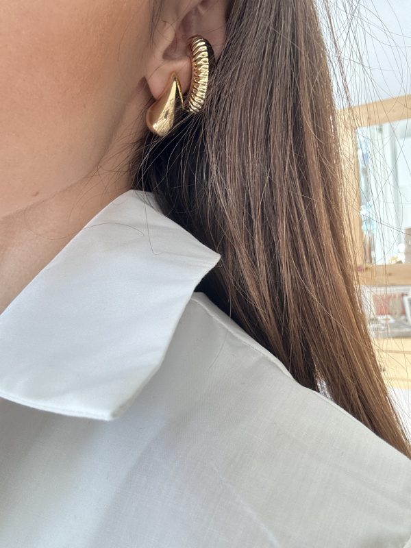 Ear cuff σε μεγάλο μέγεθος σε χρυσό χρώμα με σχέδιο . Δίνει πρωτοτυπία και τύπο στο στυλ σου . Απαραίτητο κομμάτι για την συλλογή σου .