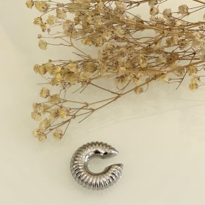 Ear cuff σε μεγάλο μέγεθος σε ασημί χρώμα με σχέδιο . Δίνει πρωτοτυπία και τύπο στο στυλ σου . Απαραίτητο κομμάτι για την συλλογή σου