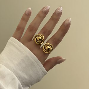 Ατσάλινο δαχτυλίδι σε σχήμα τριαντάφυλλου σε χρυσό χρώμα .Ένα πραγματικά εντυπωσιακό κομμάτι για την συλλογή σου προσδίδοντας στα γυναικεία χέρια την ομορφιά και κομψότητα που χρειάζονται . cprcollection