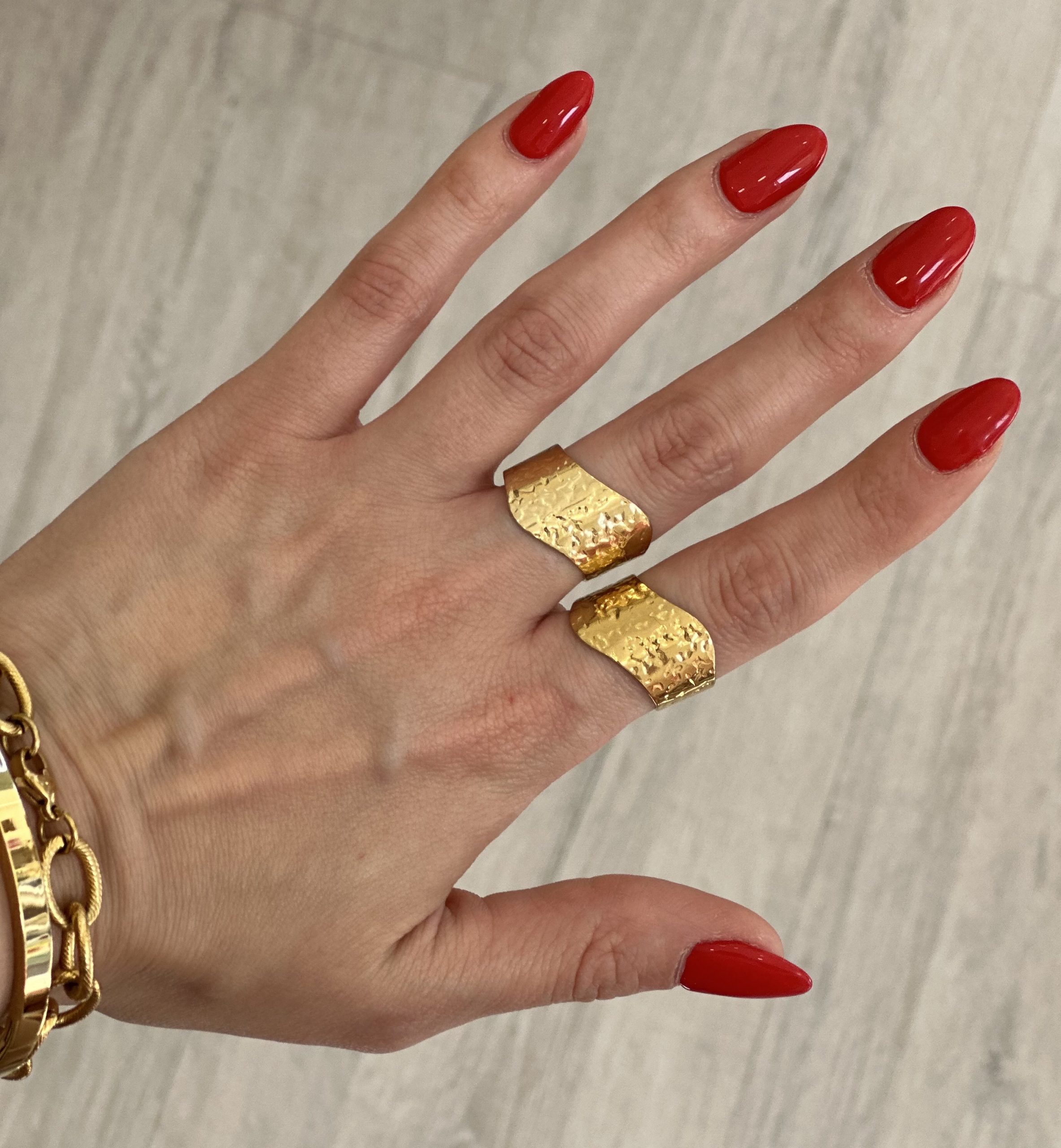 Δαχτυλίδια σετ σε χρυσό χρώμα με σφυρήλατα σχέδια δίνουν την πιο κομψή όψη στο look σου . Προσαρμόζονται σε όλα τα δάχτυλα καθώς αυξομειώνονται .