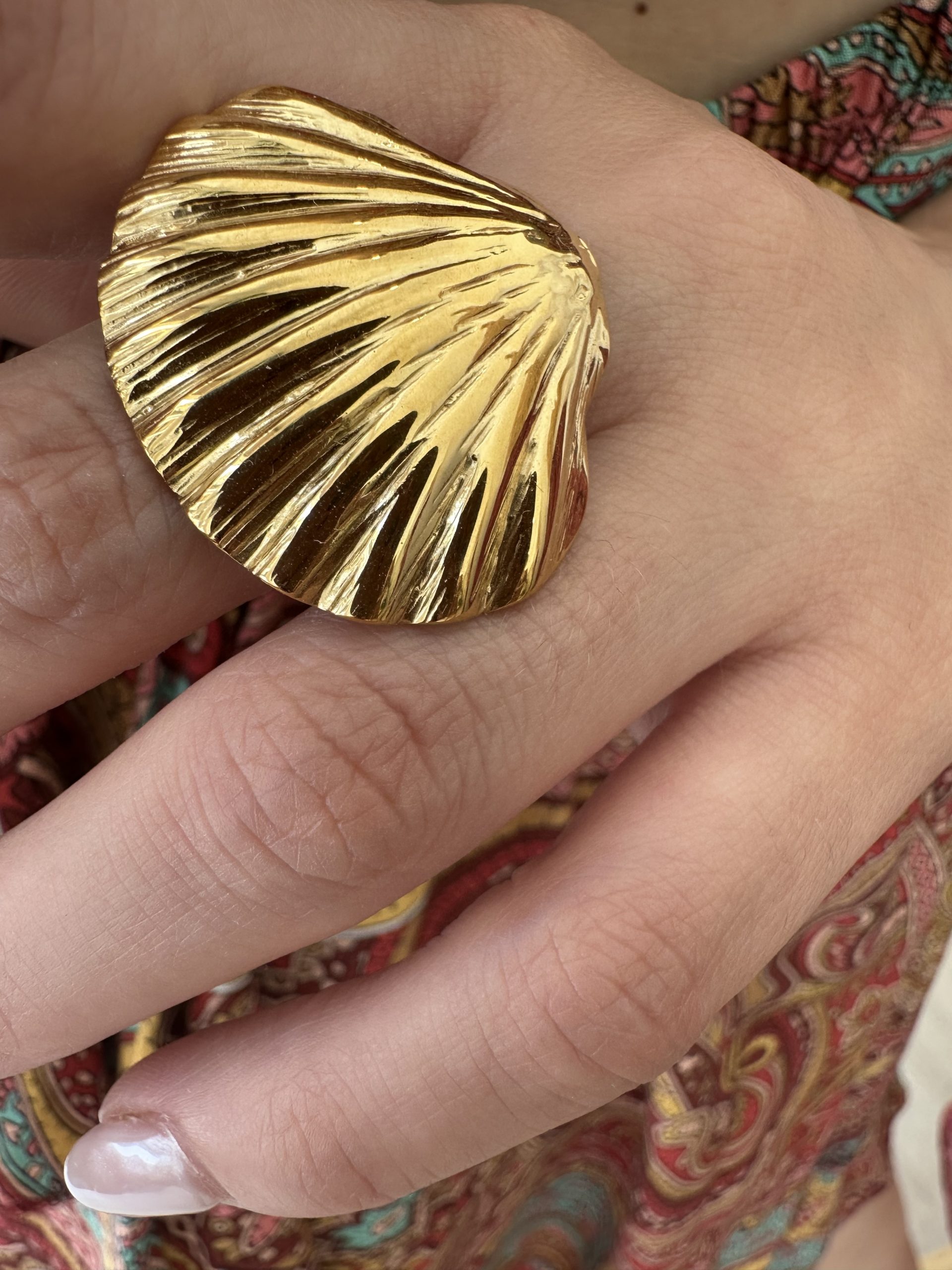 Ατσάλινο δαχτυλίδι σε χρυσό χρώμα σε σχήμα αχιβάδας .Ιδανικό δαχτυλίδι που κοσμεί μοναδικά τα χέρια σου τους καλοκαιρινούς μήνες . Βρες το στο www.cprcollection.gr