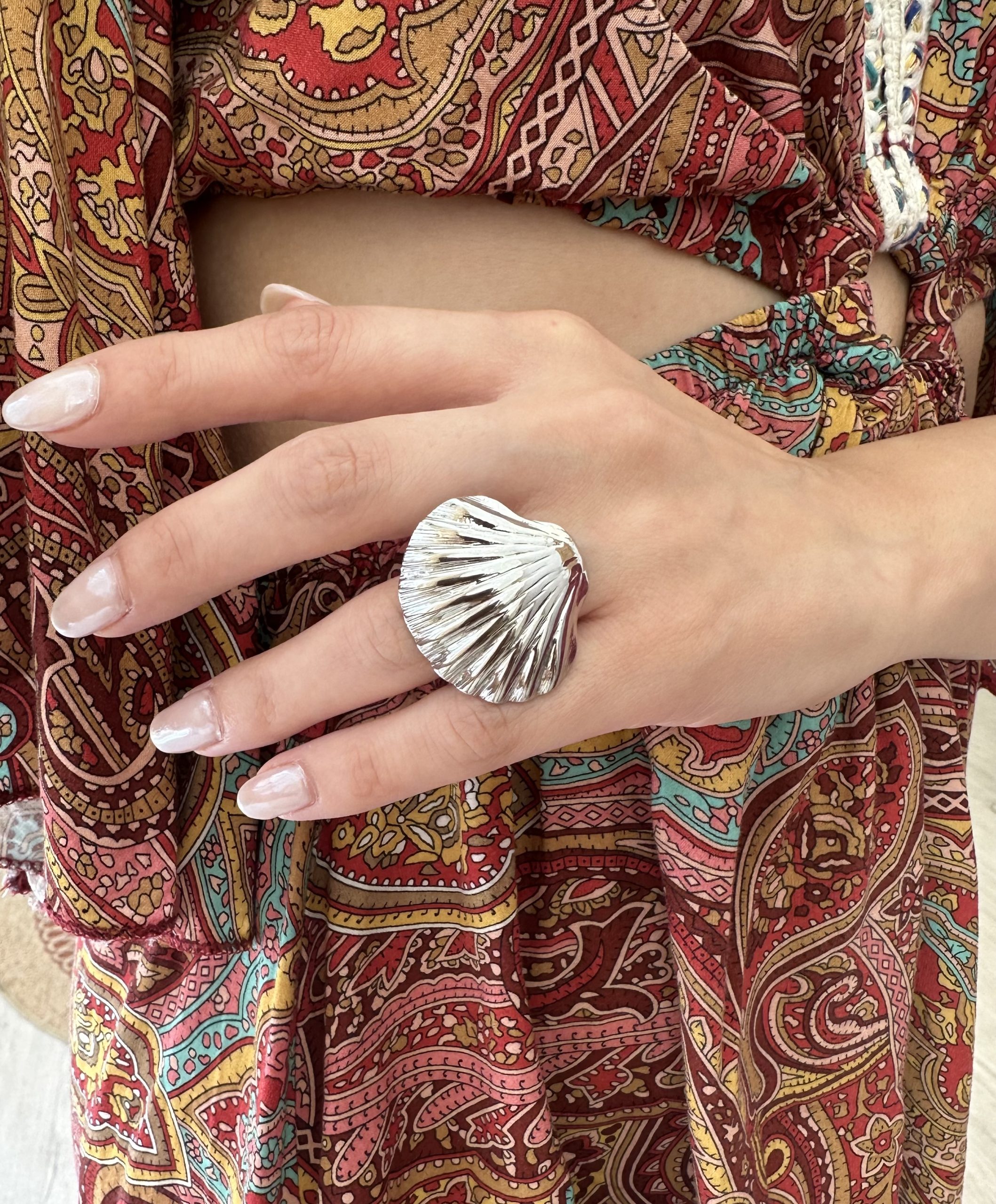 Ατσάλινο δαχτυλίδι σε ασημί χρώμα σε σχήμα αχιβάδας .Ιδανικό δαχτυλίδι που κοσμεί μοναδικά τα χέρια σου τους καλοκαιρινούς μήνες . Βρες το στο www.cprcollection.gr