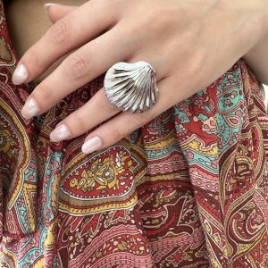 Ατσάλινο δαχτυλίδι σε ασημί χρώμα σε σχήμα αχιβάδας .Ιδανικό δαχτυλίδι που κοσμεί μοναδικά τα χέρια σου τους καλοκαιρινούς μήνες . Βρες το στο www.cprcollection.gr