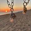 To Sunkissed Chain είναι το πρώτο σχέδιο του ” Soleil Drop ” , το οποίο είναι εμπνευσμένο από τον ήλιο και το καλοκαίρι .Είναι ένα κολιέ χειροποίητο σε χρυσή απόχρωση με μακρυά αλυσίδα