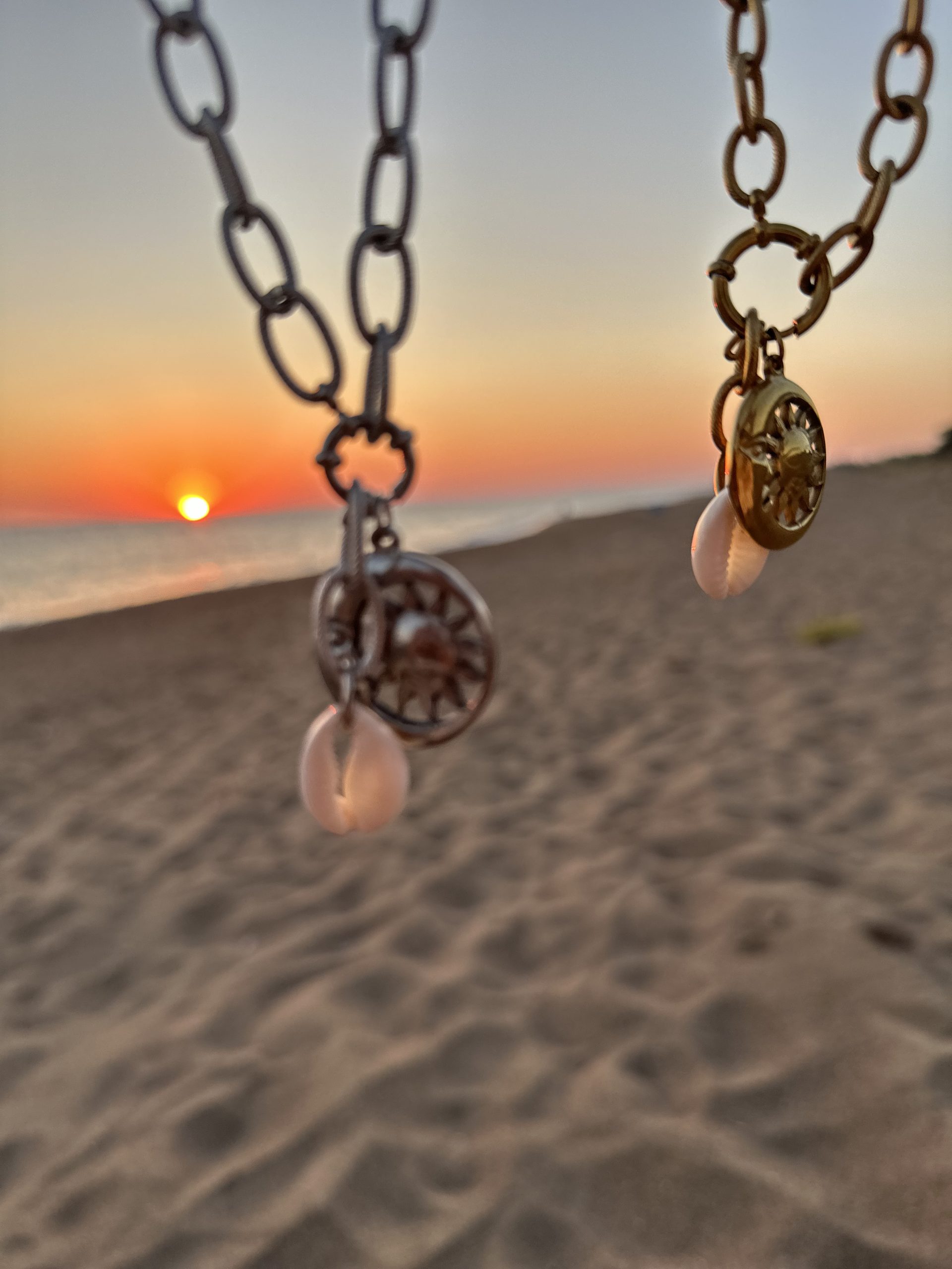 To Sunkissed Chain είναι το πρώτο σχέδιο του ” Soleil Drop ” , το οποίο είναι εμπνευσμένο από τον ήλιο και το καλοκαίρι .Είναι ένα κολιέ χειροποίητο σε χρυσή απόχρωση με μακρυά αλυσίδα