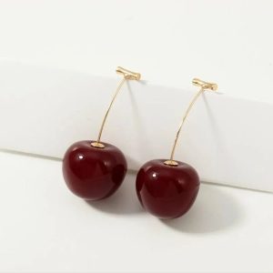 Ατσάλινα περαστά σκουλαρίκια " cherry " , διαθέτει χρυσή απόχρωση και απεικονίζει το αντικείμενο σαν να ήταν αληθινό .